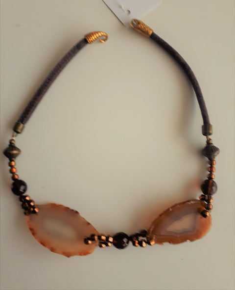 Opvallende handgemaakte ketting met leerveter met grote opvallende  agaat , metalen, facet geslepen glas en glas kralen