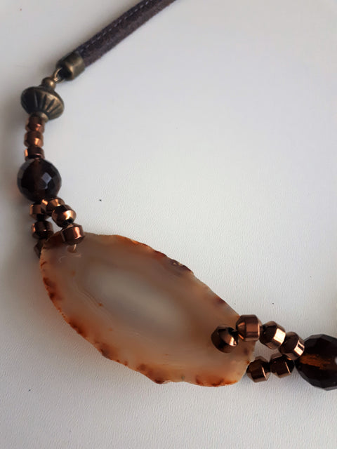 Opvallende handgemaakte ketting met leerveter met grote opvallende  agaat , metalen, facet geslepen glas en glas kralen