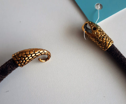 Opvallende handgemaakte ketting met leerveter met grote opvallende  agaat , metalen, facet geslepen glas en glas kralen