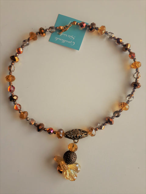 Aparte handgemaakte ketting  met  diverse facet geslepen glas en metalen kralen met handgemaakte hanger