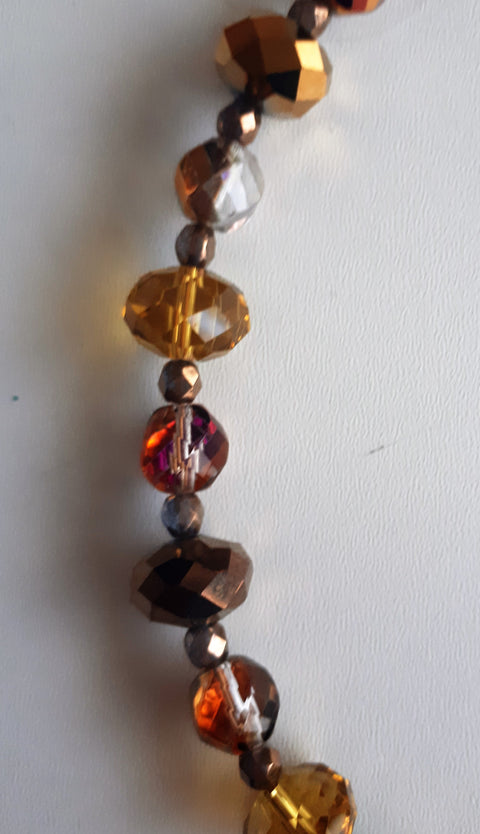 Aparte handgemaakte ketting  met  diverse facet geslepen glas en metalen kralen met handgemaakte hanger