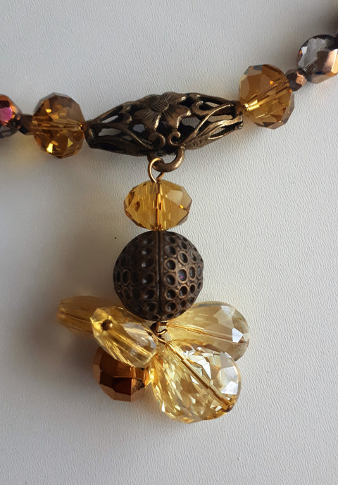 Aparte handgemaakte ketting  met  diverse facet geslepen glas en metalen kralen met handgemaakte hanger