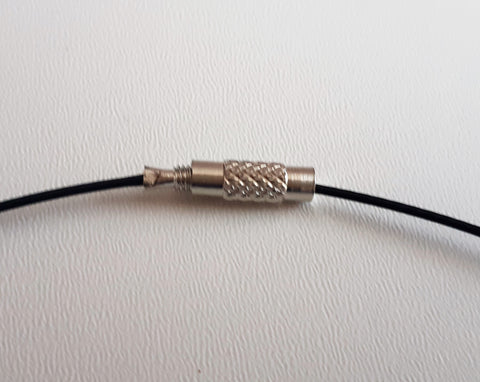 Zeer verfijnde  handgemaakte  metalen ketting met opvallende  crèmekleurige acryl roos