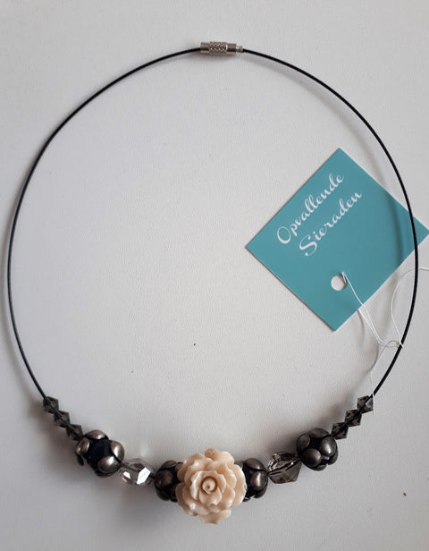 Zeer verfijnde  handgemaakte  metalen ketting met opvallende  crèmekleurige acryl roos