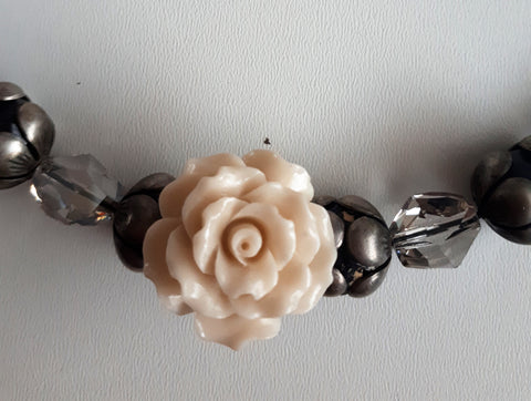 Zeer verfijnde  handgemaakte  metalen ketting met opvallende  crèmekleurige acryl roos