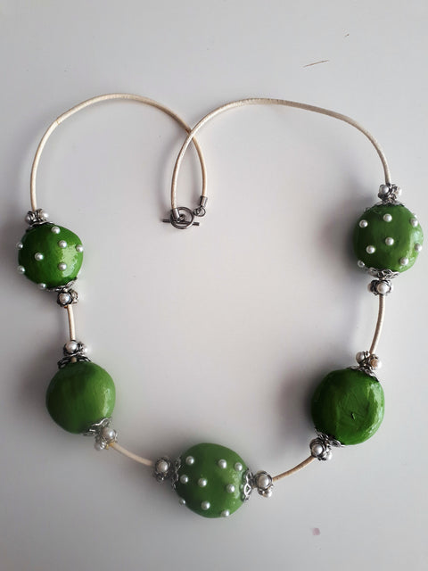 Bijzondere handgemaakte boho, hippie ketting met 5 mooie grote handgemaakte kralen van oasis