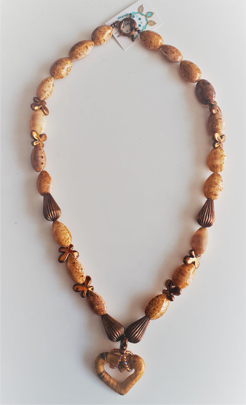 Opvallende boho hippie ketting met koperen, keramische en schelp kralen