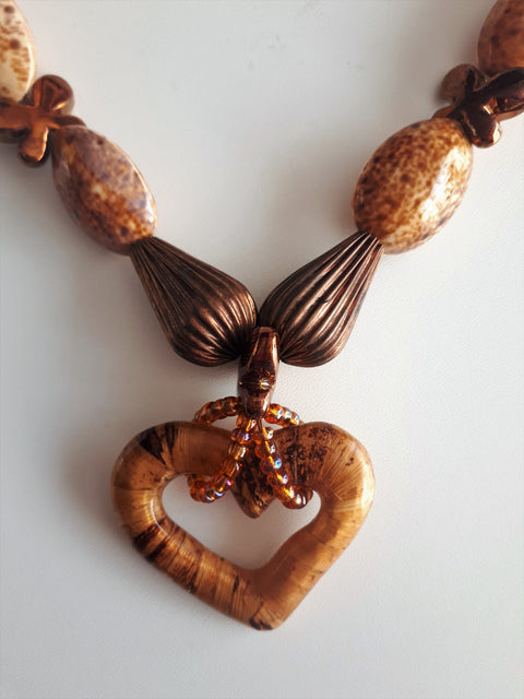 Opvallende boho hippie ketting met koperen, keramische en schelp kralen