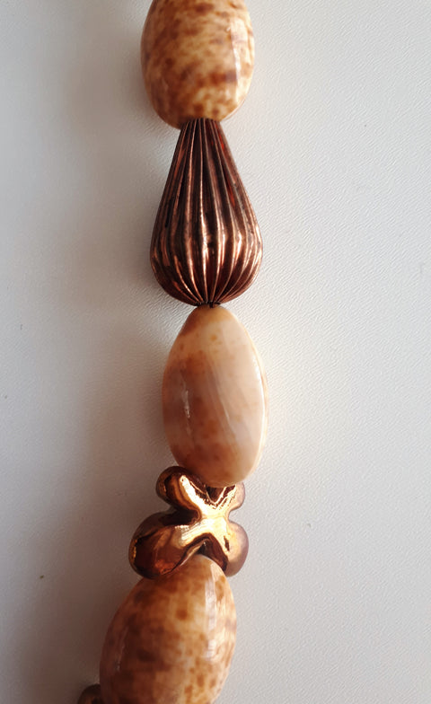 Opvallende boho hippie ketting met koperen, keramische en schelp kralen