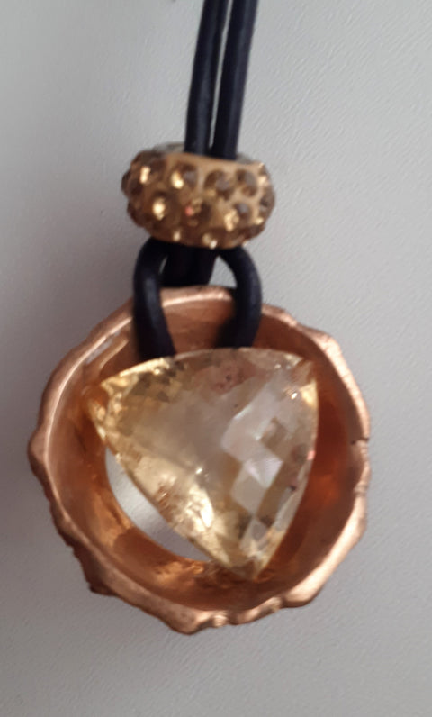 Ketting met handgemaakte koperen zetting met grote citrien