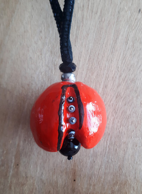 Aparte ketting met grote hanger van oasis. Vederlicht!