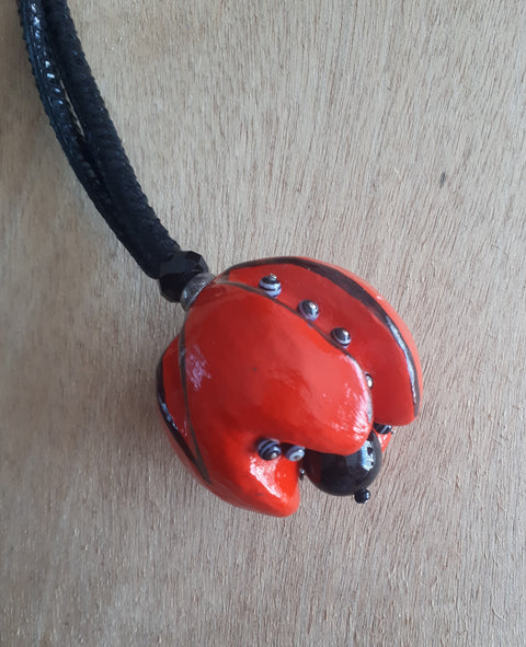 Aparte ketting met grote hanger van oasis. Vederlicht!
