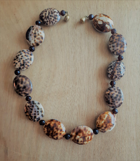 Ketting gemaakt met Tiger Cowrie schelpen