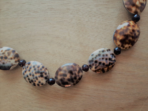 Ketting gemaakt met Tiger Cowrie schelpen