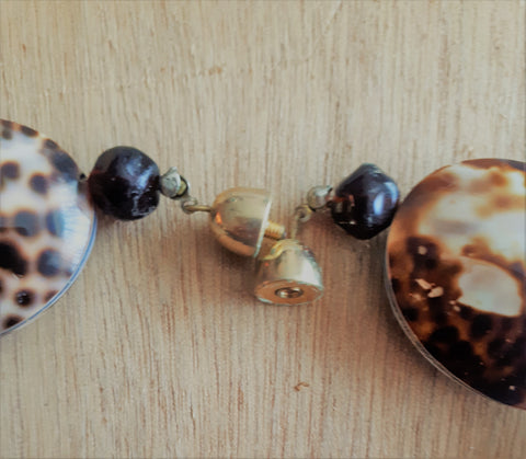 Ketting gemaakt met Tiger Cowrie schelpen