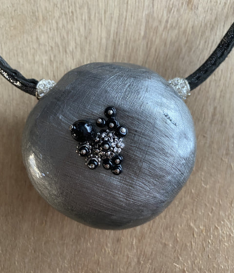 Opvallende ketting bijzondere handgemaakte hanger