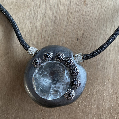 Opvallende ketting bijzondere handgemaakte hanger
