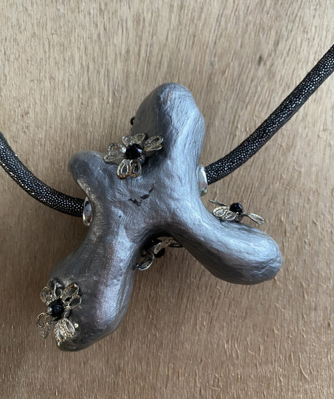 Opvallende ketting bijzondere handgemaakte hanger
