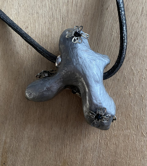 Opvallende ketting bijzondere handgemaakte hanger