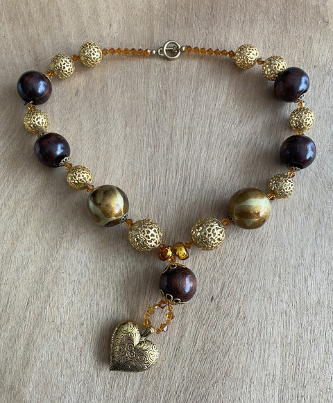 Een boho ketting met diverse aparte kralen