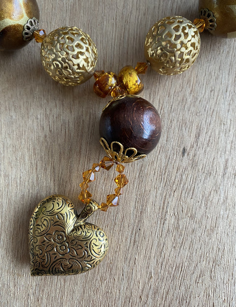 Een boho ketting met diverse aparte kralen