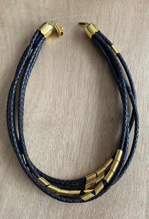 Aparte ketting van gevlochten leer en doublé kralen