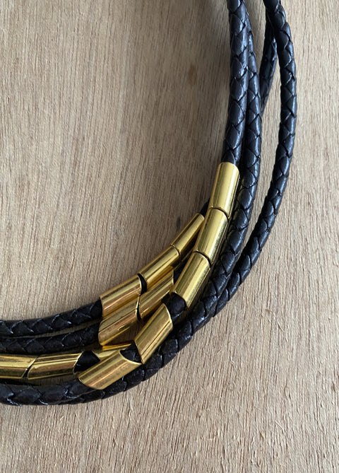 Aparte ketting van gevlochten leer en doublé kralen