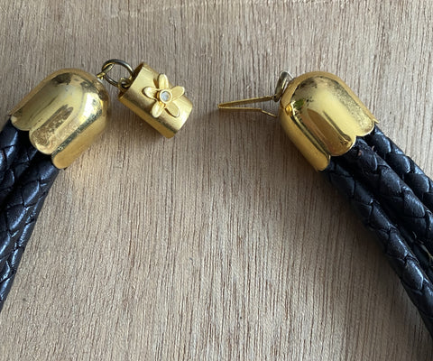 Aparte ketting van gevlochten leer en doublé kralen