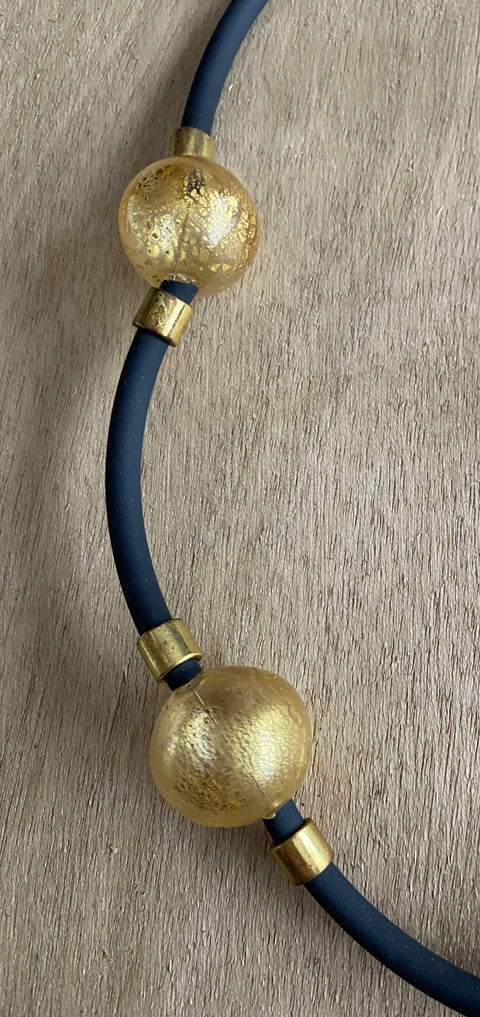 Een vintage ketting met Murano kralen in zwart en goud