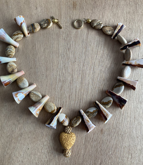 Handgemaakte unieke ketting van schelp, acryl en lavasteen ( parfum) kralen.