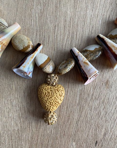 Handgemaakte unieke ketting van schelp, acryl en lavasteen ( parfum) kralen.