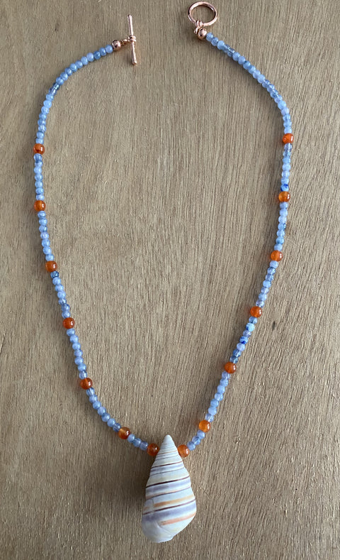 Zomerse klassieke ketting met carneolen en schelphanger