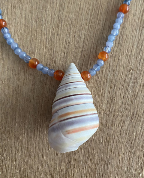 Zomerse klassieke ketting met carneolen en schelphanger