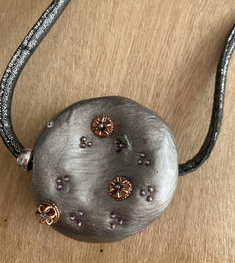 Ketting met opvallende unieke handgemaakt hanger van oasis