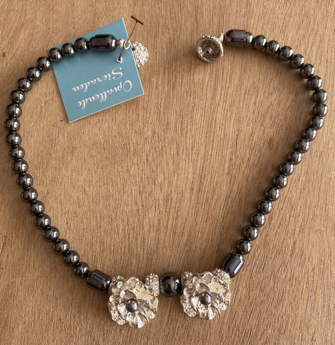 Ketting met twee opvallende ornamenten