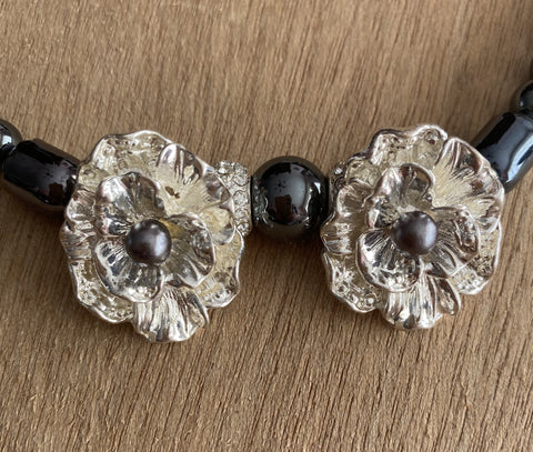 Ketting met twee opvallende ornamenten