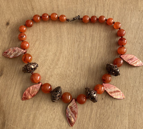Ketting met mooie carneolen en bijzondere kralen uit Versaille