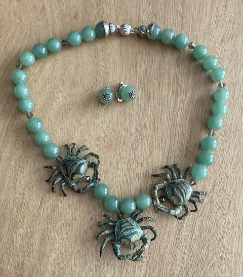 Statement ketting van jade met aparte bronzen ornamenten ( krabben)