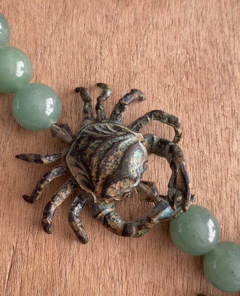 Statement ketting van jade met aparte bronzen ornamenten ( krabben)