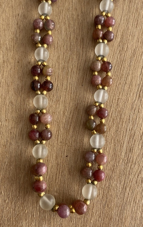 Ketting van roze tourmalijn en bergkristallen
