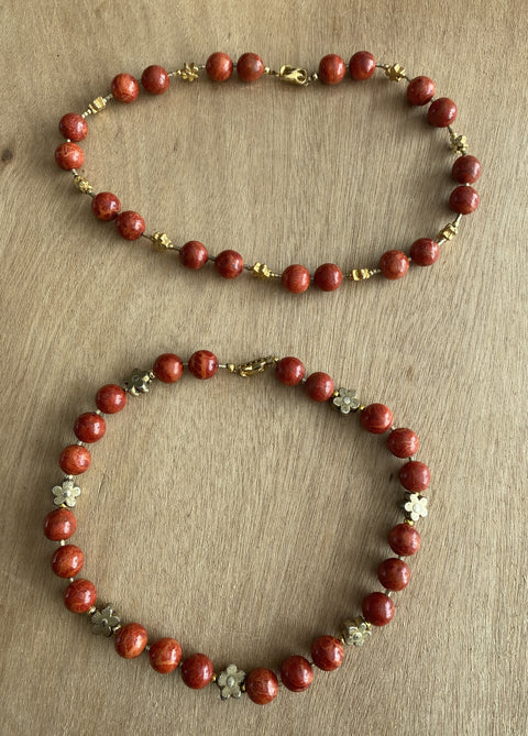Ketting met schuimkoralen kralen, die enkel of dubbel gedragen kan worden