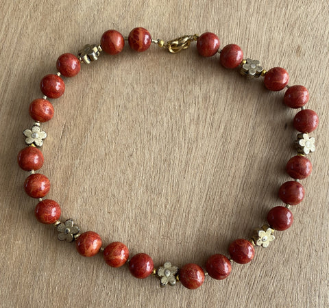 Ketting met schuimkoralen kralen, die enkel of dubbel gedragen kan worden