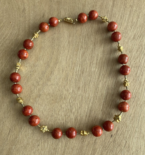 Ketting met schuimkoralen kralen, die enkel of dubbel gedragen kan worden