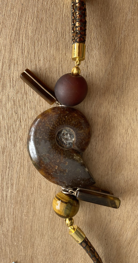 Lange statement ketting met amoniet