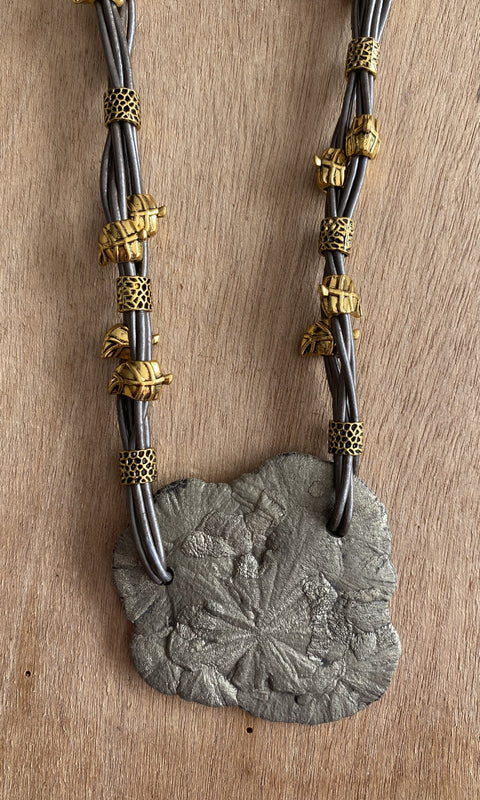 Lange ketting met aparte pyriethanger