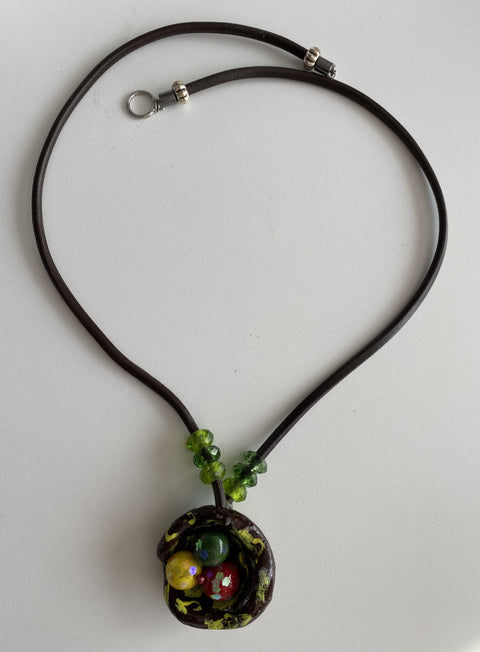 Aparte ketting met grote hanger van oasis. Vederlicht!