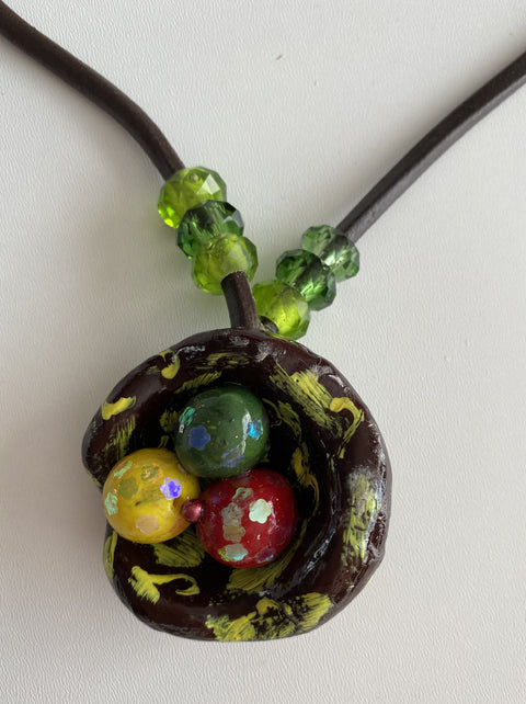 Aparte ketting met grote hanger van oasis. Vederlicht!