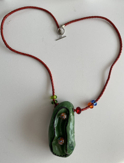 Aparte ketting met grote hanger van oasis. Vederlicht!