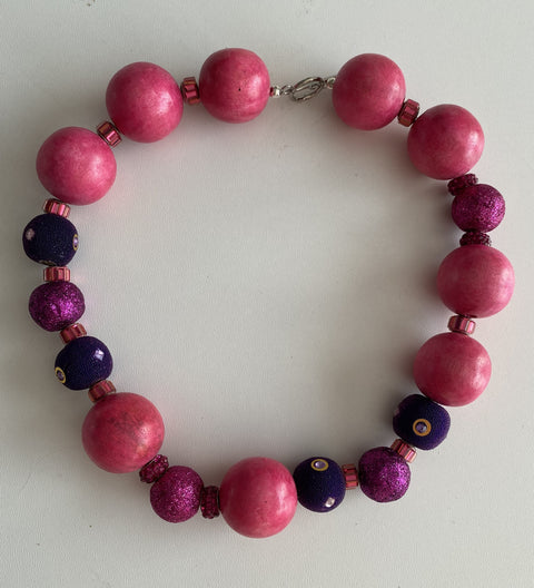 Opvallende ketting in roze en paars
