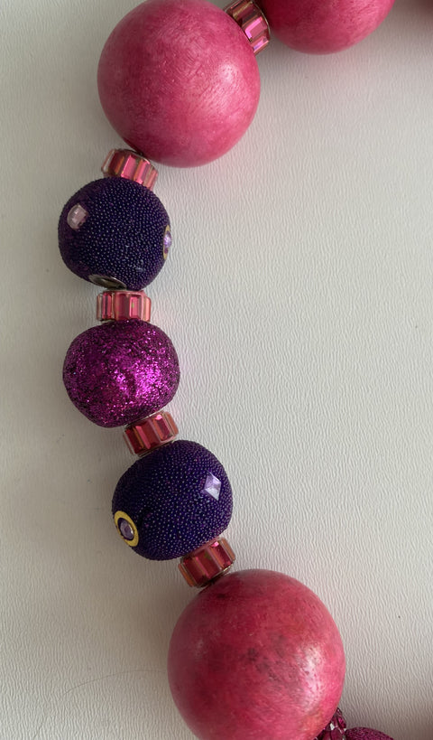 Opvallende ketting in roze en paars